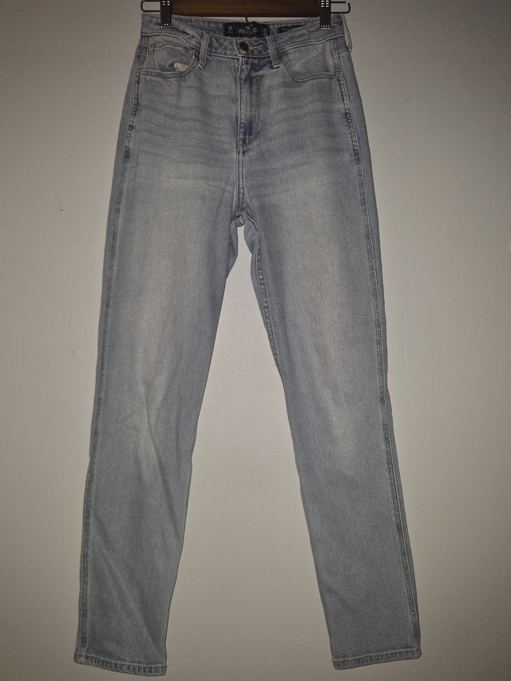 Hollister Curvy Ultra High-Rise Light Wash Mom Jeans Size 26 / 3R